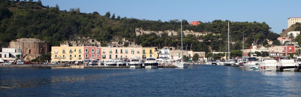 Baia: borgo e porticciolo turistico